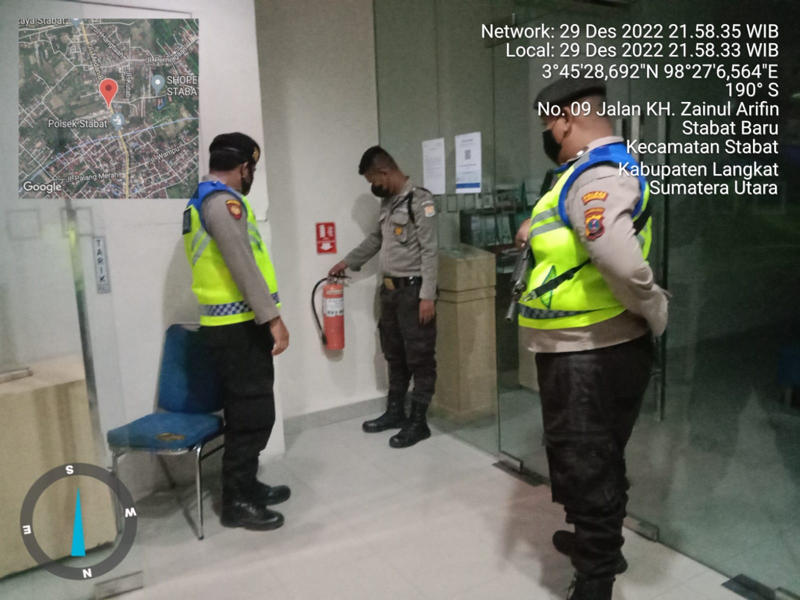 SYAHRUL/SUMUT POS CEK:  Personel Samapta Polres Langkat melakukan pengecekan racun api di sebuah perbankan di Stabat.