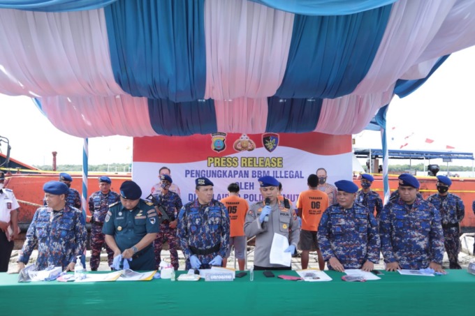 PAPARKAN: Kabid Humas Poldasu, Kombes Pol Hadi Wahyudi bersama Direktur Polairud Poldasu, Kombes Pol Toni Ariadi Effendi, Perairan Laut Belawan, Senin (5/12)