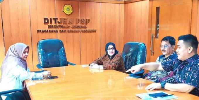 AUDIENSI: Wakil Bupati Labuhanbatu Ellya Rosa Siregar didampingi Kaban Bappeda Labuhanbatu Hobol Z Rangkuti melakukan audensi ke kantor Ditjen Prasarana dan Sarana Pertanian (PSP).fajar/sumut pos.