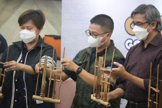 Wakil Presiden Direktur PT Agincourt Resources (PTAR) Ruli Tanio didampingi Senior Manager Corporate Communications PTAR Katarina Siburian Hardono (kiri) dan Ir. Nurcahyo Indro Basuki, M.T, Ph.D mewakili Kaprodi Teknik Geologi ITB (kanan) membunyikan angk