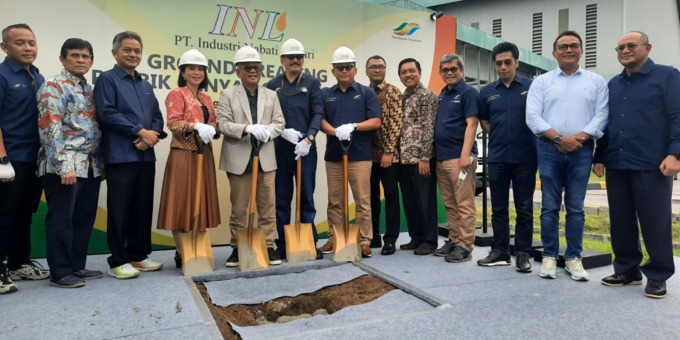 peletakan batu pertama: Dirut Holding PTPN III (Persero) Mohammad Abdul Ghani, Direktur PT Industri Nabati Lestari, Hasyim Toriq dan lainnya, foto bersama usai melakukan peletakkan batu pertama pembangunan PT Industri Nabati Lestari (INL) di Sei Mangkei S