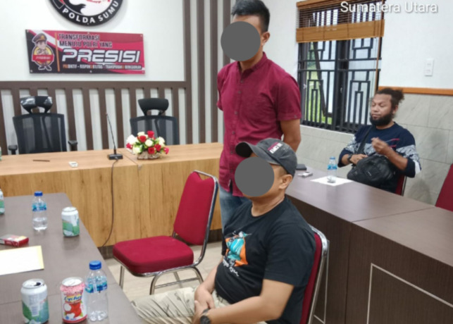 TERSANGKA DIPERIKSA: Pratu RH (kiri) dan Sertu YT (kanan) saat menjalankan pemeriksaan di Polda Sumut, Minggu (5/12).sopian/sumut pos.