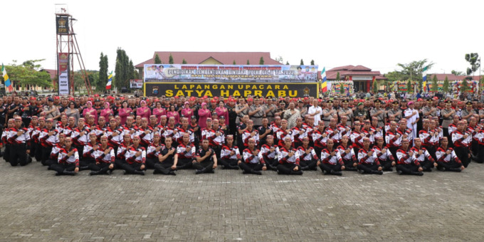 BERSAMA: Kapolda Sumut Irjen Pol RZ Panca Putra Simanjuntak, diabadikan bersama para Bintara Polri yang baru dilantik di SPN Hinai Polda Sumut, Kabupaten Langkat, Rabu (21/12).