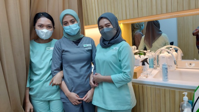 Dokter Ima, dokter estetic di ZAP Clinic Delipark Medan, bersama dua perawat, usai melayani treatment.