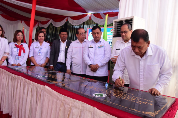 RESMIKAN: Bupati Deliserdang Ashari Tambunan menandatangani prasasti tanda diresmikannya RUSD Bangun Purba dan Puskesmas Sialang,BATARA/sumutpos.