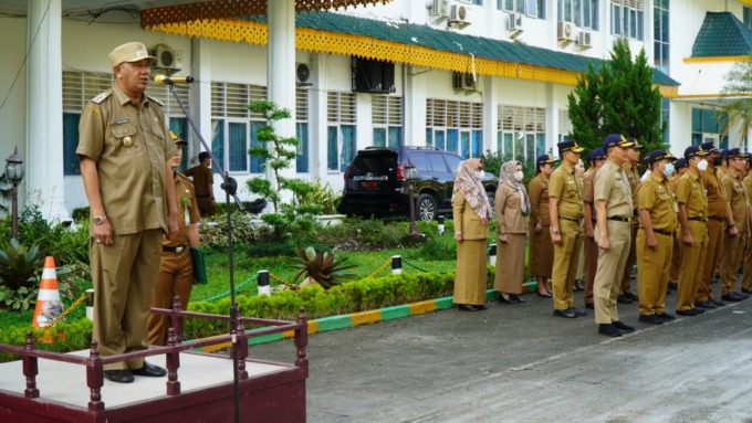 BELA NEGARA: Plt Bupati Langkat Syah Afandin memimpin upacara peringatan HBN ke-74 di halaman Kantor Bupati Langkat.