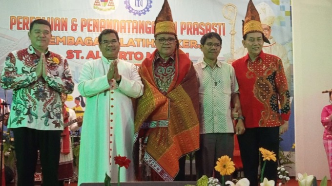 CENDERAMATA: Wakil Ketua Komisi 2 DPR RI, DR Junimart Girsang menerima cinderamata ulos dari Uskup Agung Medan, Mgr Kornelius Sipayung saat peresmian Yayasan Lembaga Pelatihan Kerja St Alberto di Medan, Jumat (2/12/2022). SUMUTPOS.CO/ISTIMEWA.