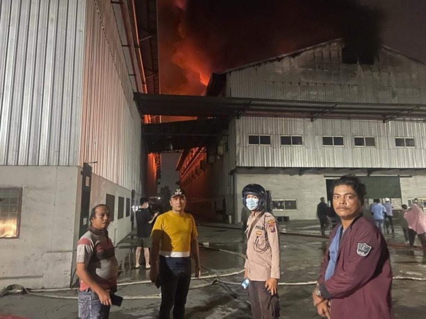 TERBAKAR : Gudang Pabrik Sarung Tangan PT. Universal Gloves di Jalan Pertahanan No. 17 Dusun I Desa Patumbak Kampung Kecamatan Patumbak.