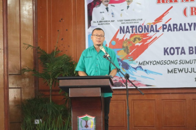 SAMBUTAN: Kepala Dispora Kota Binjai Iwan Setiawan, saat menyampaikan sambutan dalam Raker NPCI di Pendopo Umar Baki, Jalan Veteran, Kelurahan Tangsi, Binjai Kota.