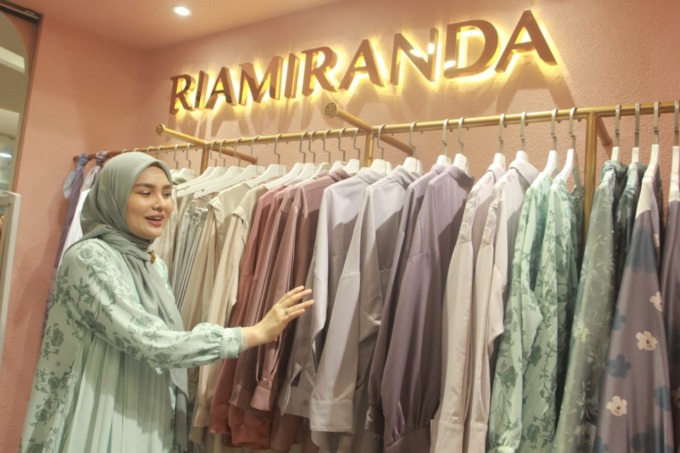 Founder dan Creative Director brand RIAMIRANDA, Ria Miranda menunjukan koleksi  pakaian terbaru saat  Grand Opening Toko ke-36 di Sun Plaza Medan, Sabtu (17/12/2022). Ist/Sumut Pos