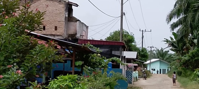 RUMAH TERDUGA TERORIS: Rumah terduga teroris IS di Dusun IX Desa Paya Bagas Kecamatan Tebingtinggi Kabupaten Sergai kondisi sepi. KETERANGAN: Syaiful Kepala Dusun IX Desa Paya Bagas Kecamatan Tebingtinggi Kabupaten Serdang Bedagai memberikan keterangan.