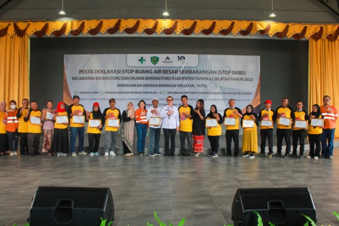 Senior Manager Community PT Agincourt Resources Christine Pepah (tengah berbaju oranye), Pj Sekda Tapanuli Selatan M. Frananda (tengah berkemeja putih), dan Linda Kristina Bangun dari Dinas Kesehatan Sumatra Utara berfoto bersama kepala desa dan lurah usa
