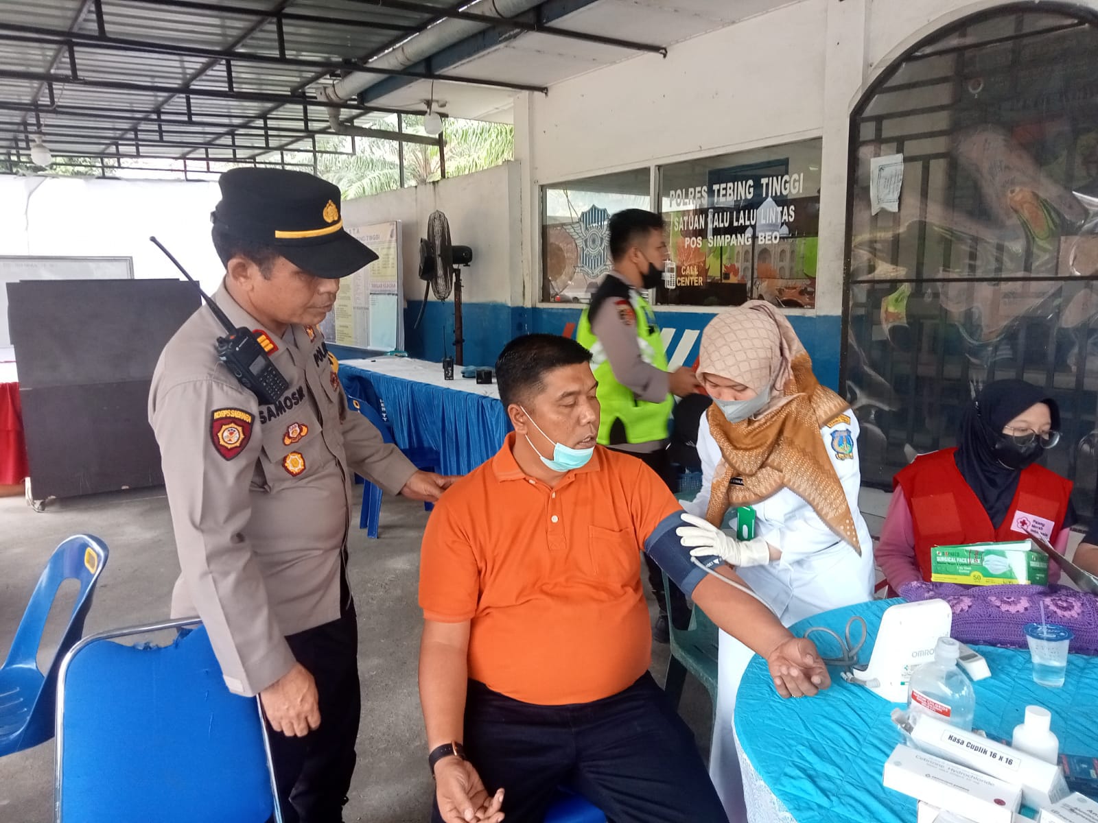 CEK: Para supir melakukan pemeriksaan kesehatan dan menerima vaksin boster di Pos Pam Pelayanan Simpang Beo Jalan KL Yos Sudarso Kota Tebingtinggi.Ist/Sumut Pos