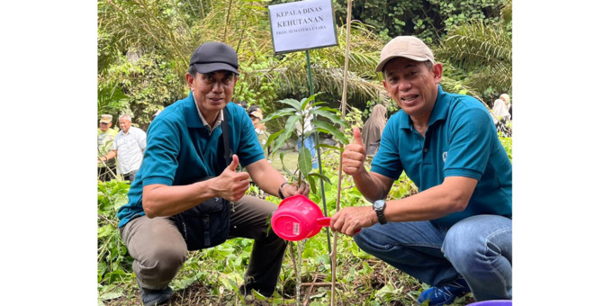 TANAM POHON: Kagama Sumut saat melakukan penanaman pohon Kagama, di Desa Tiang Layar, Kecamatan Pancurbatu, Kabupaten Deliserdang, Sabtu (17/12).