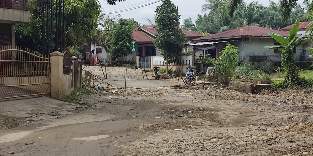 AMBLAS: Jembatan antar kelurahan di Jalan Jambi, Binjai Selatan terlihat amblas diduga akibat galian proyek SPAM.Teddy Akbari/sumut pos.