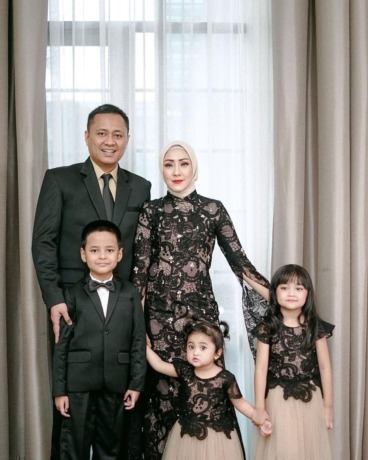 Kasi Pidum Kejari Binjai, Fatah Chotib foto bersama dengan istri dan anak