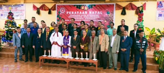 DIABADIKAN: Panitia perayaan Natal Pomparan Raja Sitempang Kabupaten Dairi tahun 2022 diabadikan usai menggelar perayaan Natal bersama di Sopo Godang HKBP Sidikalang, Minggu (4/12/2022).RUDY SITANGGANG/SUMUTPOS.CO.