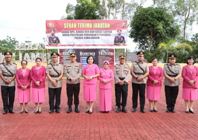 BERSAMA:Kapolres Simalungun AKBP Ronald Sipayung dan istri foto bersama 3 pejabat utama baru usai sertijab.