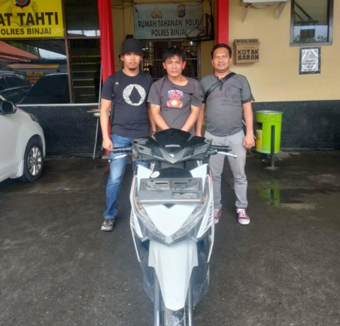 Pelaku pencurian sepeda motor modus pinjam (tengah) ditangkap Unit Pidum Satreskrim Polres Binjai.