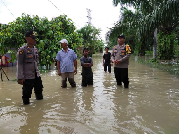 Jajaran Polsek Tebingtinggi Iptu Muliono dan personil lainnya menyambangi korban banjir di Desa Paya Bagas Kecamatan Tebingtinggi Kota.