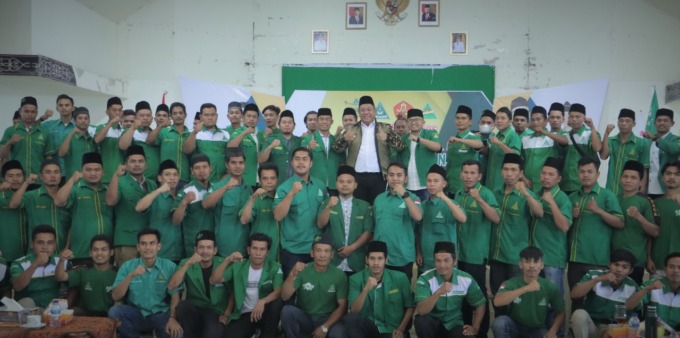 BERSAMA: Bupati Dairi Eddy Keleng Ate Berutu diabadikan bersama para kader GP Ansor saat menghadiri konfrensi cabang di Gedung Balai Budaya Sidikalang.