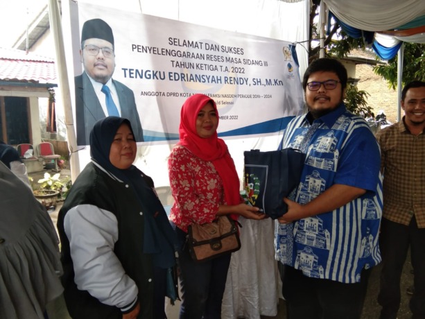 BINGKISAN: Anggota DPRD Medan T Edriansyah Rendy, saat membagikan bingkisan kepada warga usai gelaran reses di Jalan Marelan 9, Pasar 1 rel, Gang Mawar, Lingkungan 7, Kelurahan Tanah 600, Kecamatan Medan Marelan, Minggu (11/12).