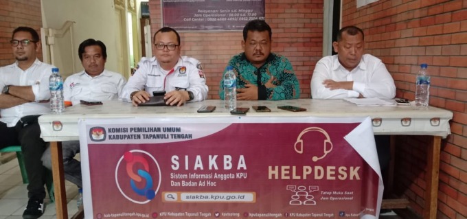 Istimewa KETERANGAN: Jajaran Pengurus KPU Kabupaten Tapteng, saat menyampaikan bantahan pada konferensi pers yang digelar di Kantor KPU, Jalan Marison, Kecamatan Pandan, Senin (12/12).