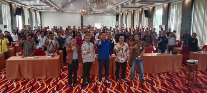 TEMU RAMAH: Anggota DPR RI dari Fraksi Partai Demokrat, Hendrik Sitompul saat temu ramah dengan 8 Pastor dan tokoh masyarakat perwakilan 20 Paroki Keuskupan Agung Medan di Desa Pancur Gading, Jalan Lau Simeme Nomor 1, Deliserdang, Selasa (13/12).