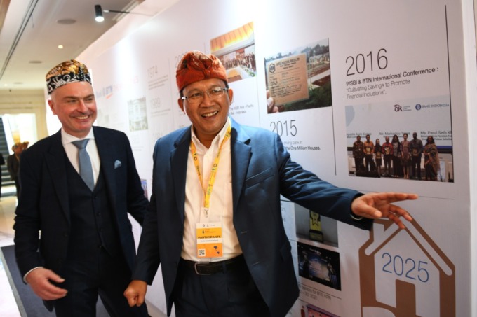 BERSAMA: Direktur Utama Haru Koesmahargyo bersama Managing Director dari WSBI European Saving & Retail Bank, Peter Simon. (Ist)