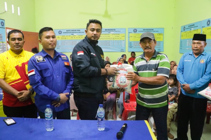 SIMBOLIS: Ketua KNPI Langkat, H Rizky Yunanda Sitepu saat memberikan bantuan secara simbolis di Kecamatan Padangtualang, Langkat.