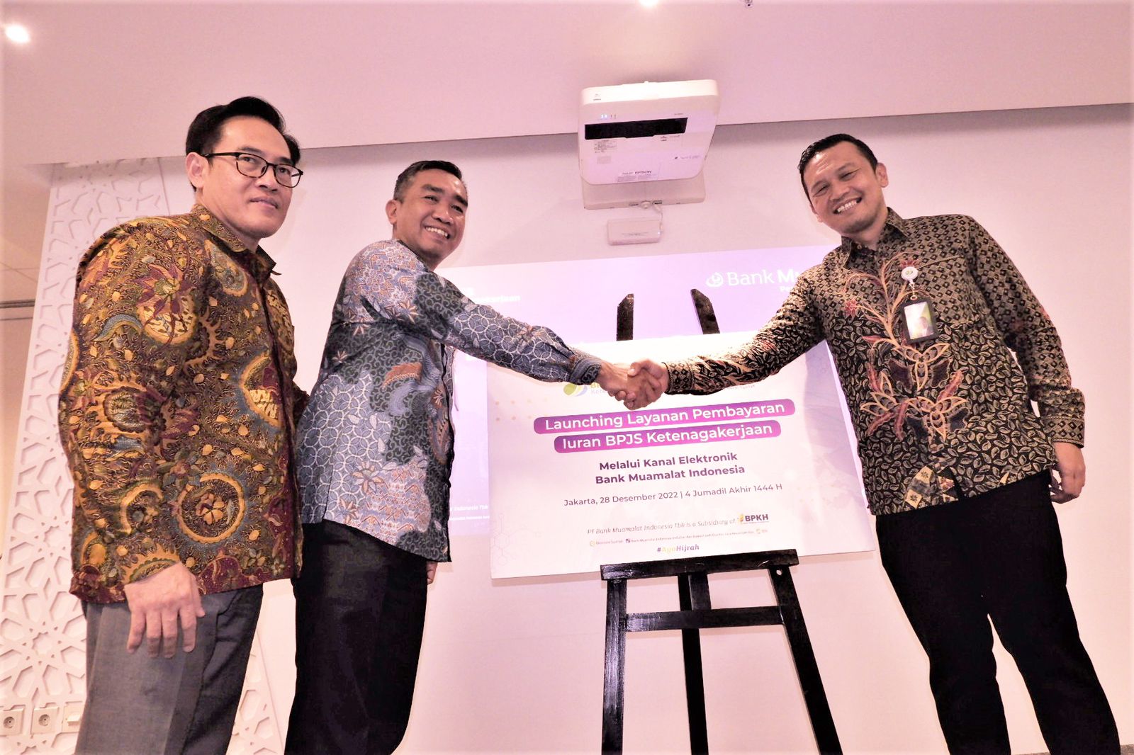 SEREMONI: Chief Wholesale Banking Officer PT Bank Muamalat Indonesia Tbk Irvan Y. Noor (kiri) dan Direktur PT Bank Muamalat Indonesia Tbk Karno (kedua kiri) berfoto bersama Direktur Keuangan BPJS Ketenagakerjaan Asep Rahmat Suwandha (kanan) pada seremoni
