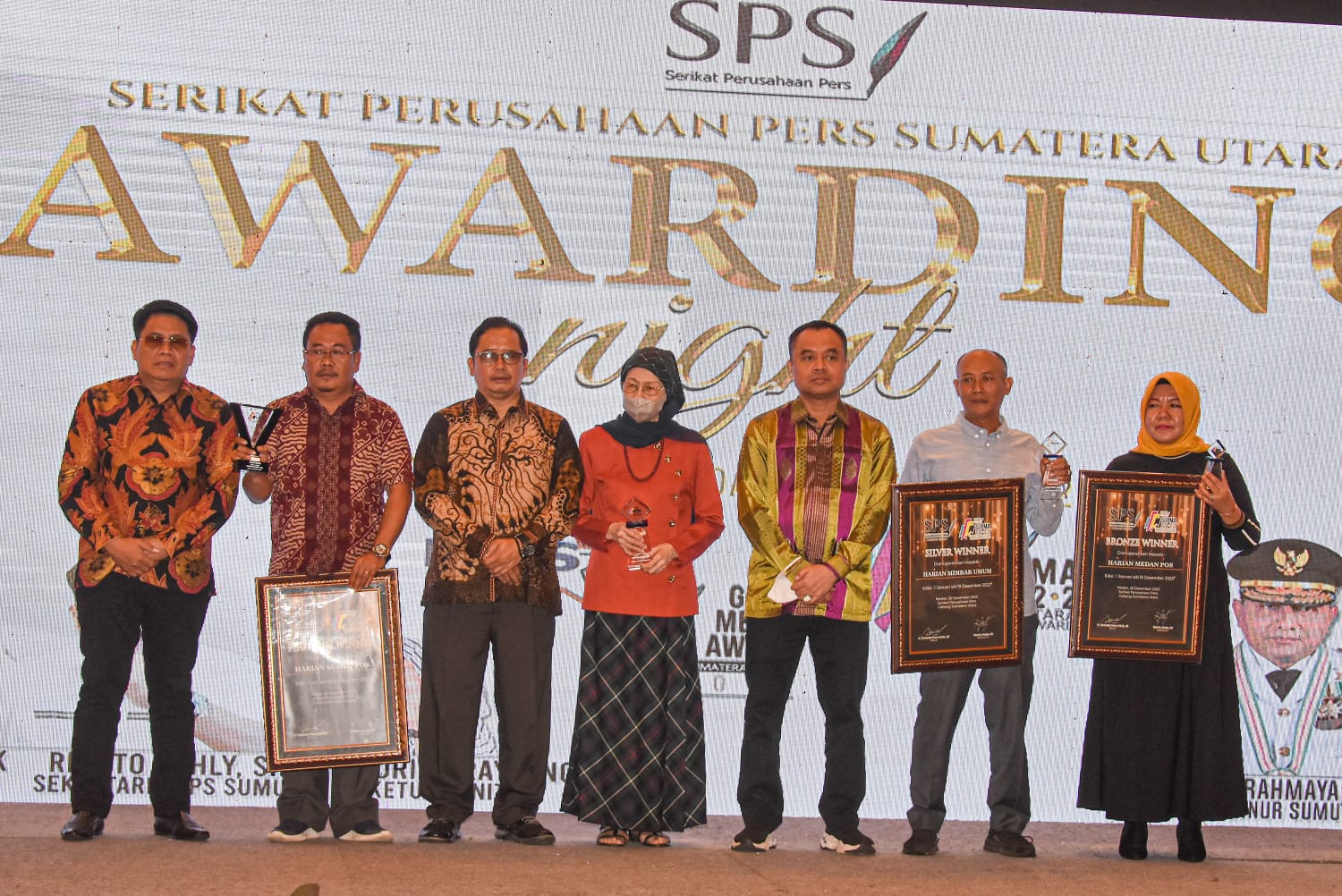 Direktur Sumut Pos Pandapotan MT Siallagan (dua dari kiri) menerima penghargaan  Platinum Winner di ajang Sumatera Print Media Award (SUPMA) pada acara Awarding Night SPS Sumut 2022 di Hotel Aryaduta Medan.  Dalam awarding night ini, Sumut Pos juga meneri