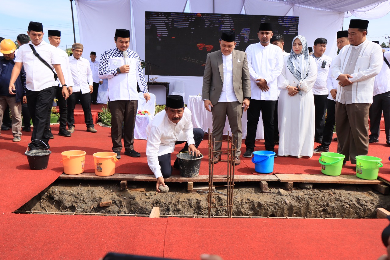 BATU PERTAMA: Wali Kota Binjai, H Amir Hamzah saat melakukan peletakan batu pertama pembangunan masjid dan gedung al-quran center. (IST)