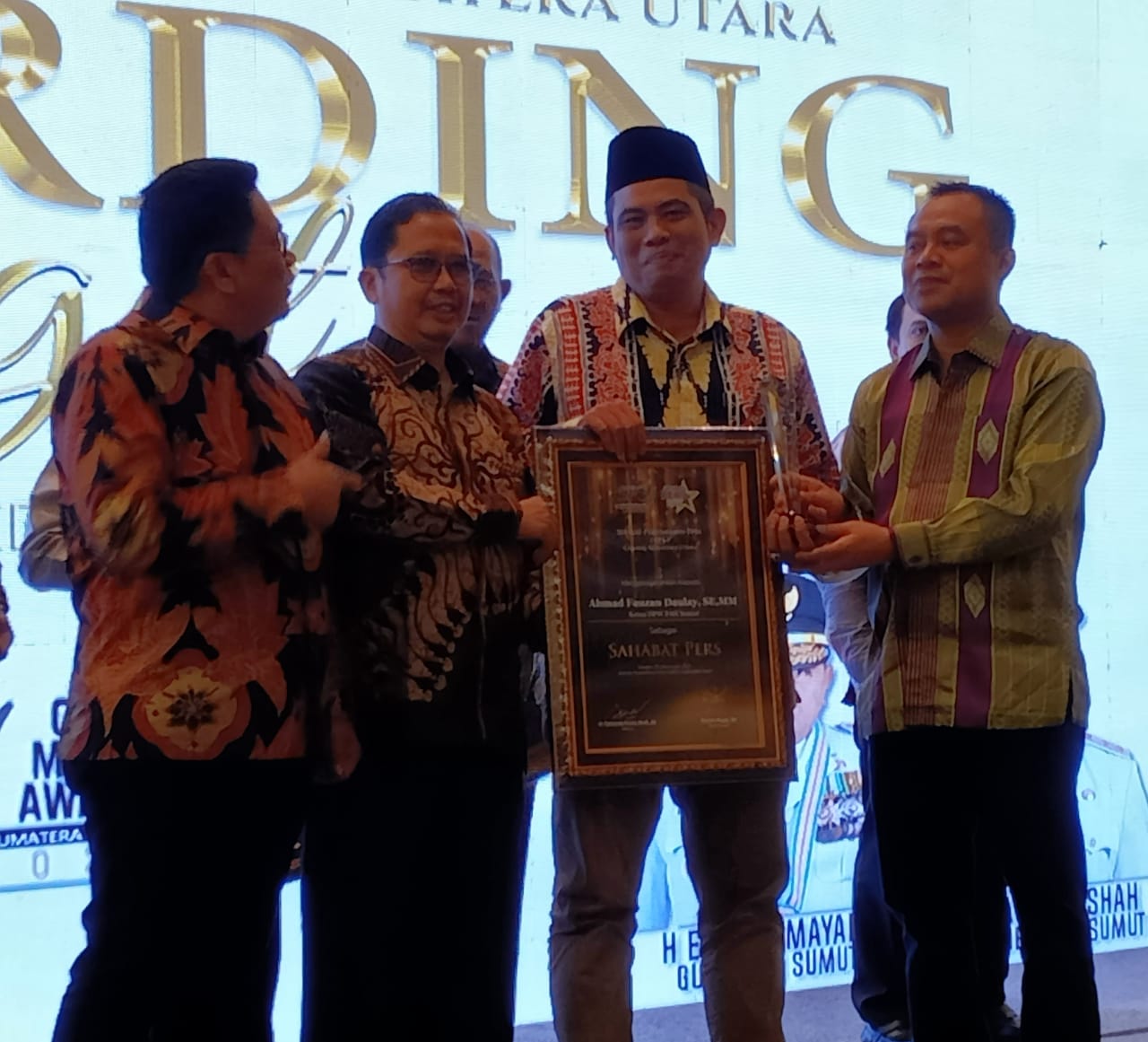 Ketua DPW PAN Sumut, Ahmad Fauzan Daulay saat menerima penghargaan Sahabat Pers dari SPS Sumut
