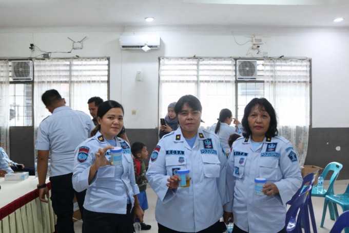 TES URINE: Petugas Lapas Kelas II B Tebingtinggi menjalani test urine mendadak.SOPIAN/SUMUT POS.
