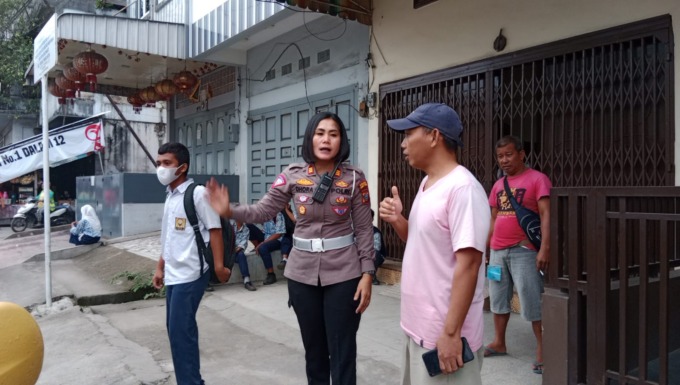 Kasat Lantas Polres Tebingtinggi AKP Dhoraria Simanjuntak mengimbau sopir angkot untuk tidak menaikan penumpang di atas angkot. (Sopian/Sumut Pos)