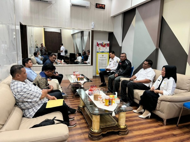 AUDIENSI:  Pj Sekdakab Batubara, Norma Deli Siregar didampingi Kadis Kominfo Edwin Aldrin Sitorus dan Plt Kadis Perkim dan LH, Frans Siregar. saat menerima audiensi Sumut Pos di ruangannya, Rabu (11/1).
