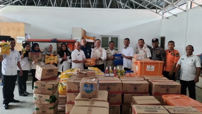 BANTUAN: Gubernur Sumatera Utara (Sumut) Edy Rahmayadi melalui Kepala BPBD Sumut Tuahta Ramajaya Saragih memberikan bantuan kepada korban banjir di Kabupaten Langkat. Bantuan ini diterima langsung Kepala Pelaksana BPBD Langkat Irwan Syahri, Rabu (11/1).
