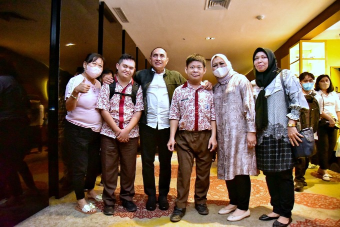 NONTON: Gubernur Sumut Edy Rahmayadi dan Ketua TP PKK Sumut Nawal Lubis, saat menonton film Tegar bersama anak-anak difabel di Cinepolis Sun Plaza, Jalan Diponegoro Medan, Rabu (11/1).
