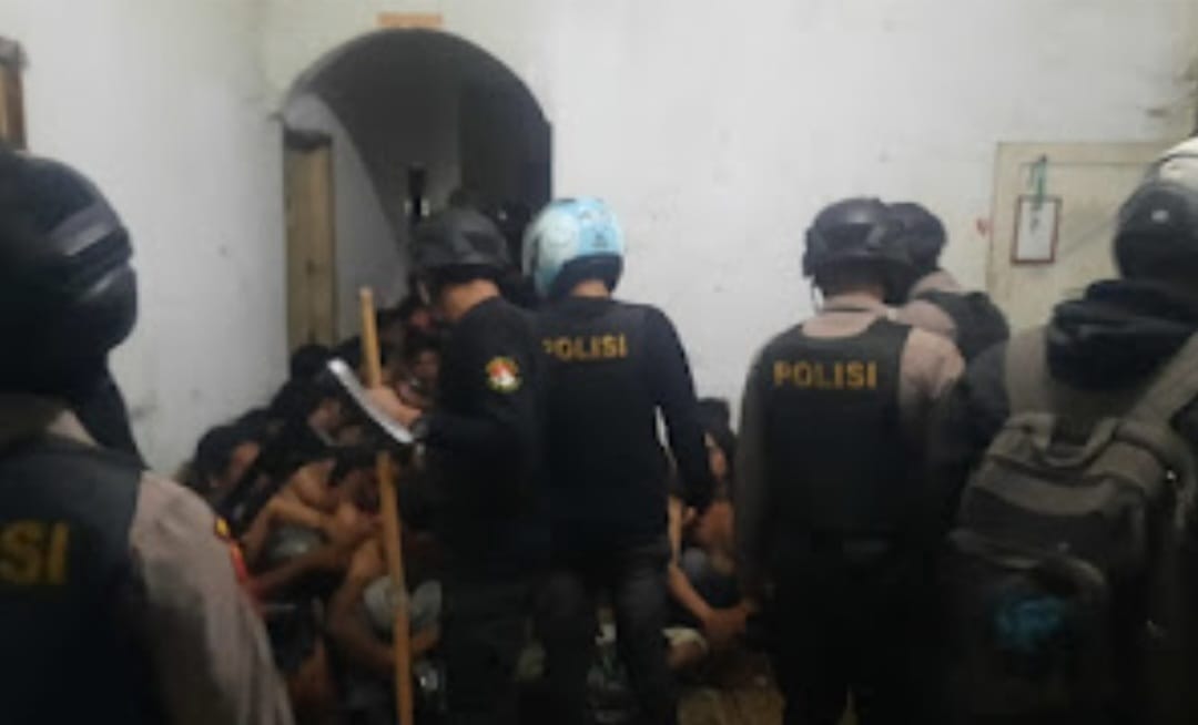 DIAMANKAN: Personel Patroli Sat Samapta Polrestabes Medan saat mengamankan mahasiswa UHN Medan yang terlibat tawuran di Jalan Pelita 1 Medan, Jumat (13/1).