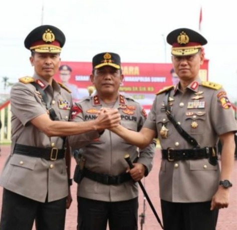 RESMI: Wakapolda Sumut yang baru, Brigjen Pol Jawari didampingi Kapolda Irjen Pol RZ Panca Putra Simanjuntak jabat tangan Irjen Pol Dadang Hartanto.