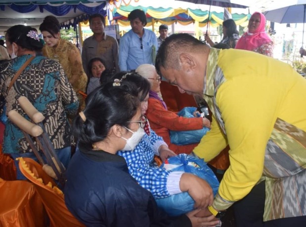 BINGKISAN: Bupati Dairi, Eddy KA Berutu menyerahkan bingkisan kepada salah satu penyandang disabilitas disela Sykuran Tahun Baru 2023 digelar Pemkab Dairi di halaman Pendopo Bupati, Jumat (13/1).RUDY SITANGGANG/SUMUT POS.