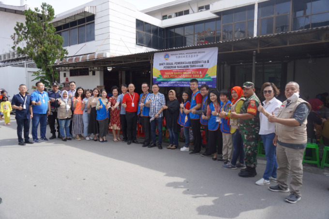 BAKSOS KESEHATAN: Ketum Yasora Medan Ronald Tok dan unsur pengurus serta jajaran panitia, juga Muspika Medan Area, diabadikan bersama pada baksos kesehatan di Klinik Pratama Rawat Jalan Yasora Medan, Minggu (15/1).