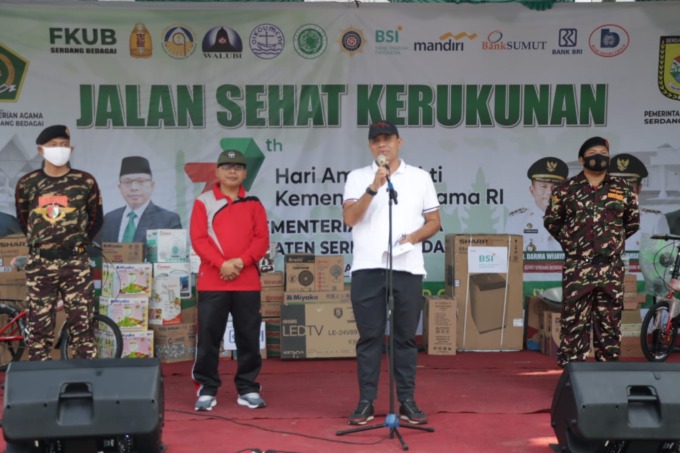SAMBUTAN: Sekdakab Serdangbedagai H.M. Faisal Hasrimy MAP  bersama Kakan Kemenag Sergai Zulkifli Sitorus, MA membaca kata sambutan dalam acara Jalan Sehat Kerukunan HAB ke-77 Kabupaten Sergai. Fadly/SUMUT POS.
