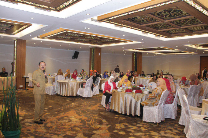 DISKOMINFO SUMUT WORKSHOP: Sekdaprov Sumut Arief S Trinugroho menjadi narasumber workshop yang diselenggarakan DWP Sumut dengan tema ‘Peran Perempuan Dalam mendidik Generasi di Era Revolusi Industri 4.0’ yang berlangsung di Ruang Diponegoro Le Polonia Hot