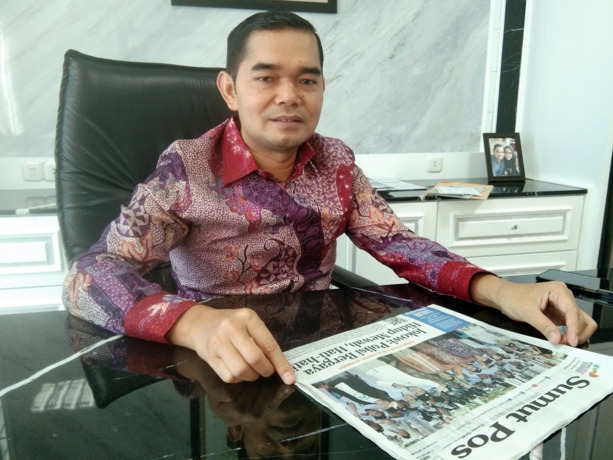 TANGGAPI: Wakil Ketua DPRD Kota Medan, H. Ihwan Ritonga saat menanggapi persoalan antara PT Percetakan Sri Deli Jaya dengan mantan karyawan.