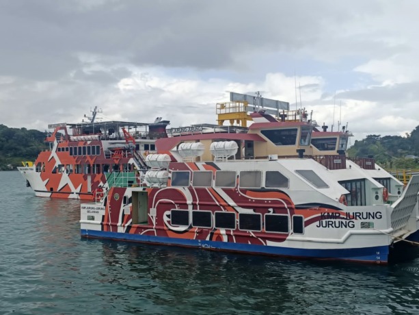 MELAYANI: KMP Jurung-Jurung salah satu bus air yang disiapkan PT ASDP untuk melayani masyarakat di kawasan Danau Toba.Istimewa/SUMUT POS.