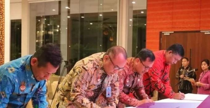 TANDATANGANI: Karutan Kabanjahe Chandra Tarigan menandatangani perjanjian kinerja bebas pungli dan KKN.