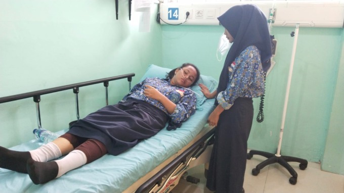 DIRAWAT: VP Siswi SMP Negeri 3 saat dirawat observasi di IGD RSUD Amri Tambunan.