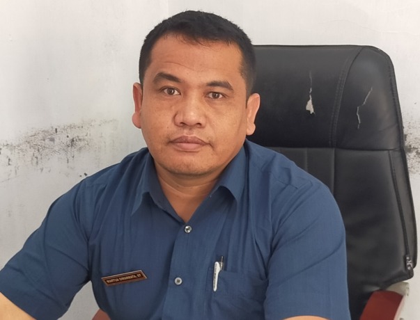 PENJELASAN: Kepala Bidang Pengadaan Mutasi dan Informasi, BKPSDM Kabupaten Dairi, Martua Simarmata, saat menjelaskan rencana pengumuman hasil seleksi guru honorer yang diangkat jadi PPPK, Kamis (19/1).Rudy Sitanggang/Sumut Pos.